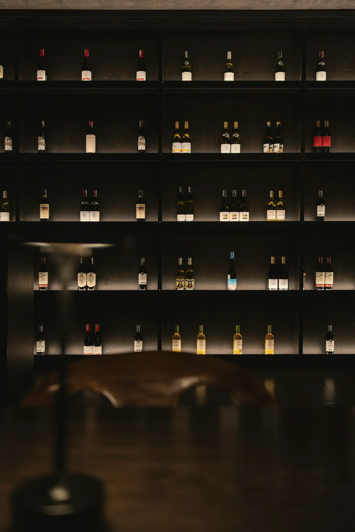 Étagères de bouteilles de vin dans une cave à la lumière douce