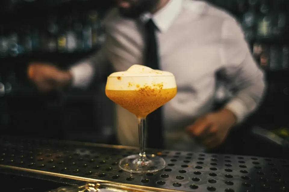 Cocktail servi sur le comptoir par le barman