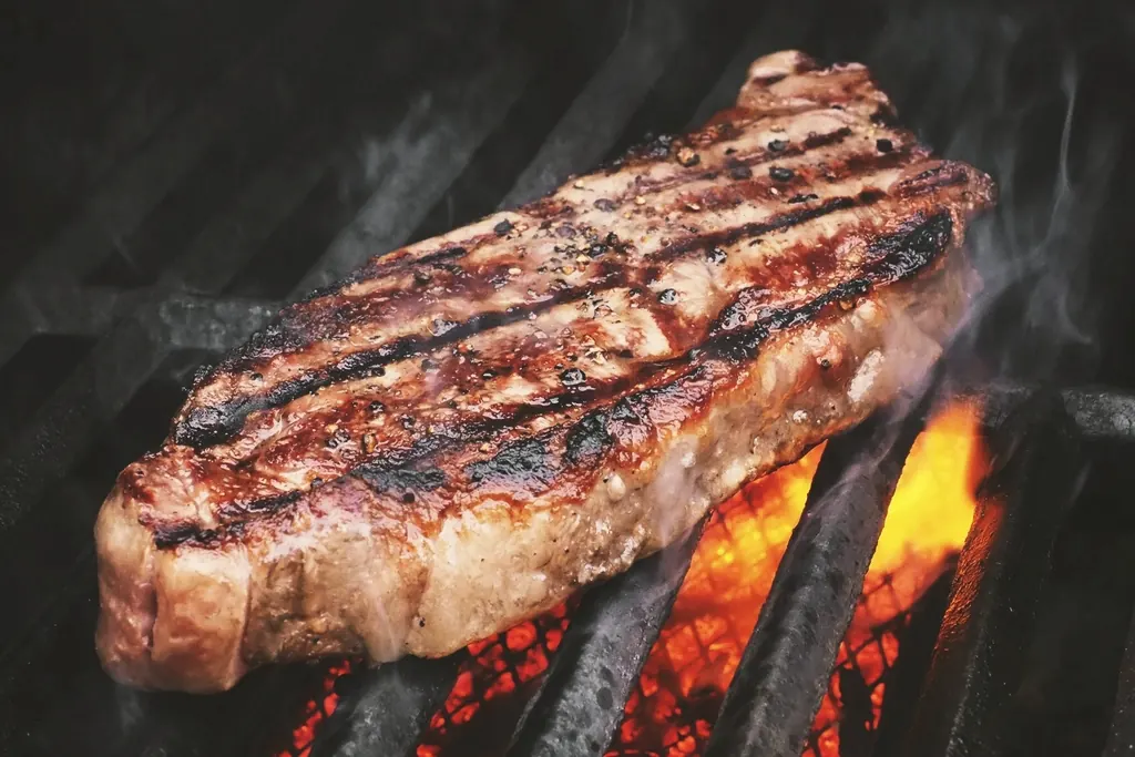 Pièce de bœuf saisie sur les flammes du grill